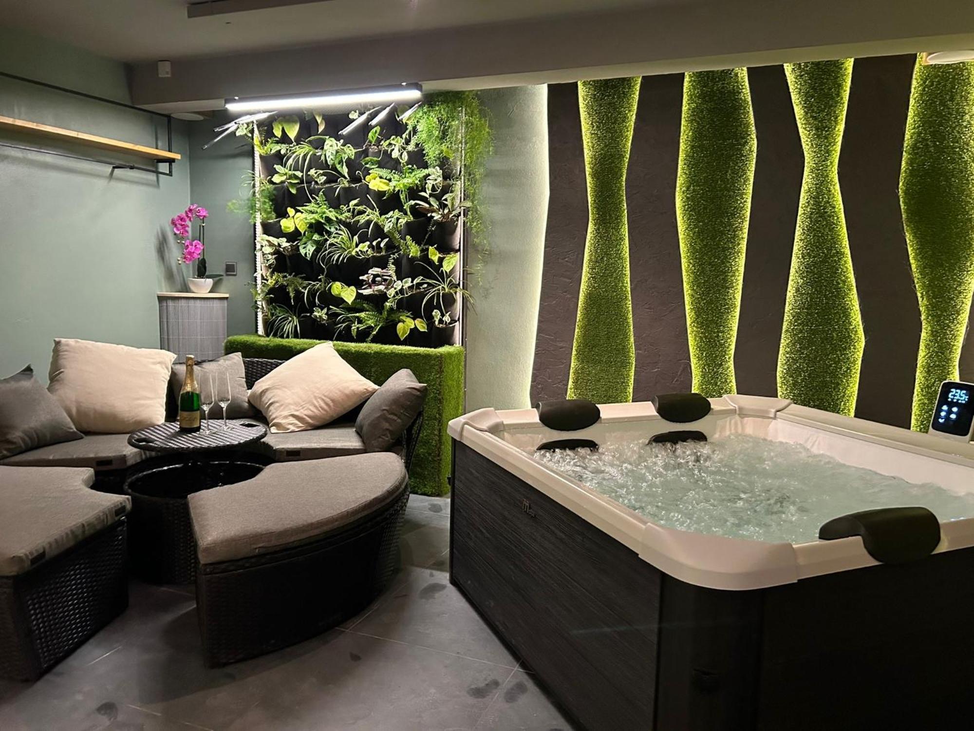 Leo Apartment Suite & Private Spa Zone - Old City Bratislava Extérieur photo