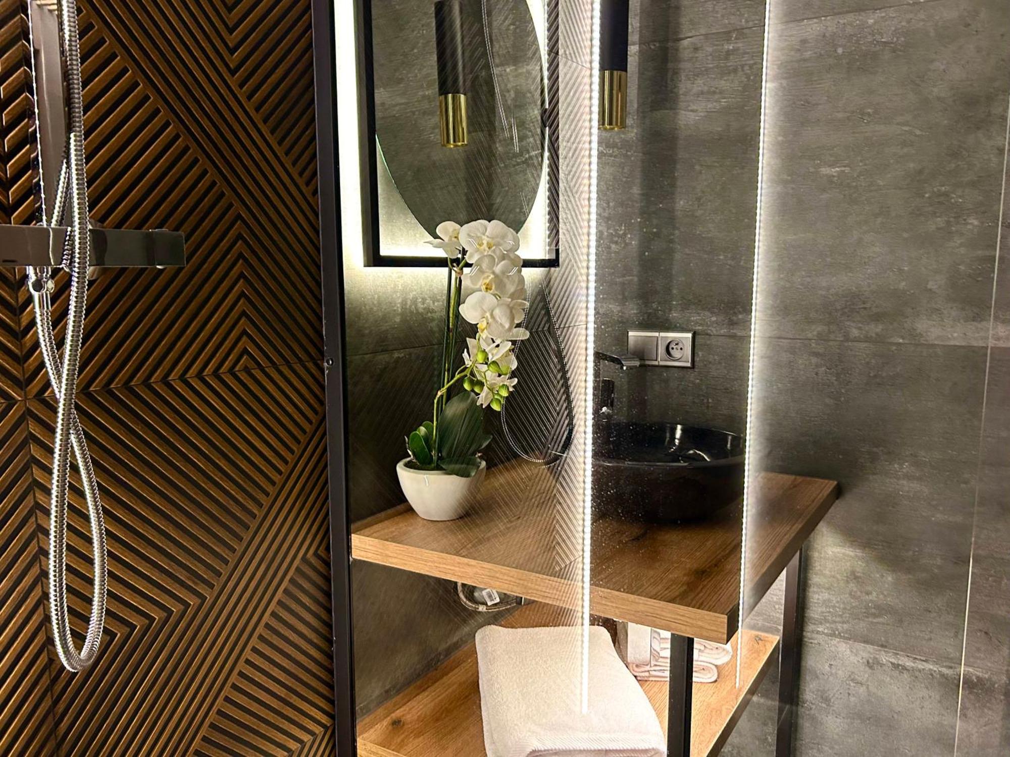 Leo Apartment Suite & Private Spa Zone - Old City Bratislava Extérieur photo