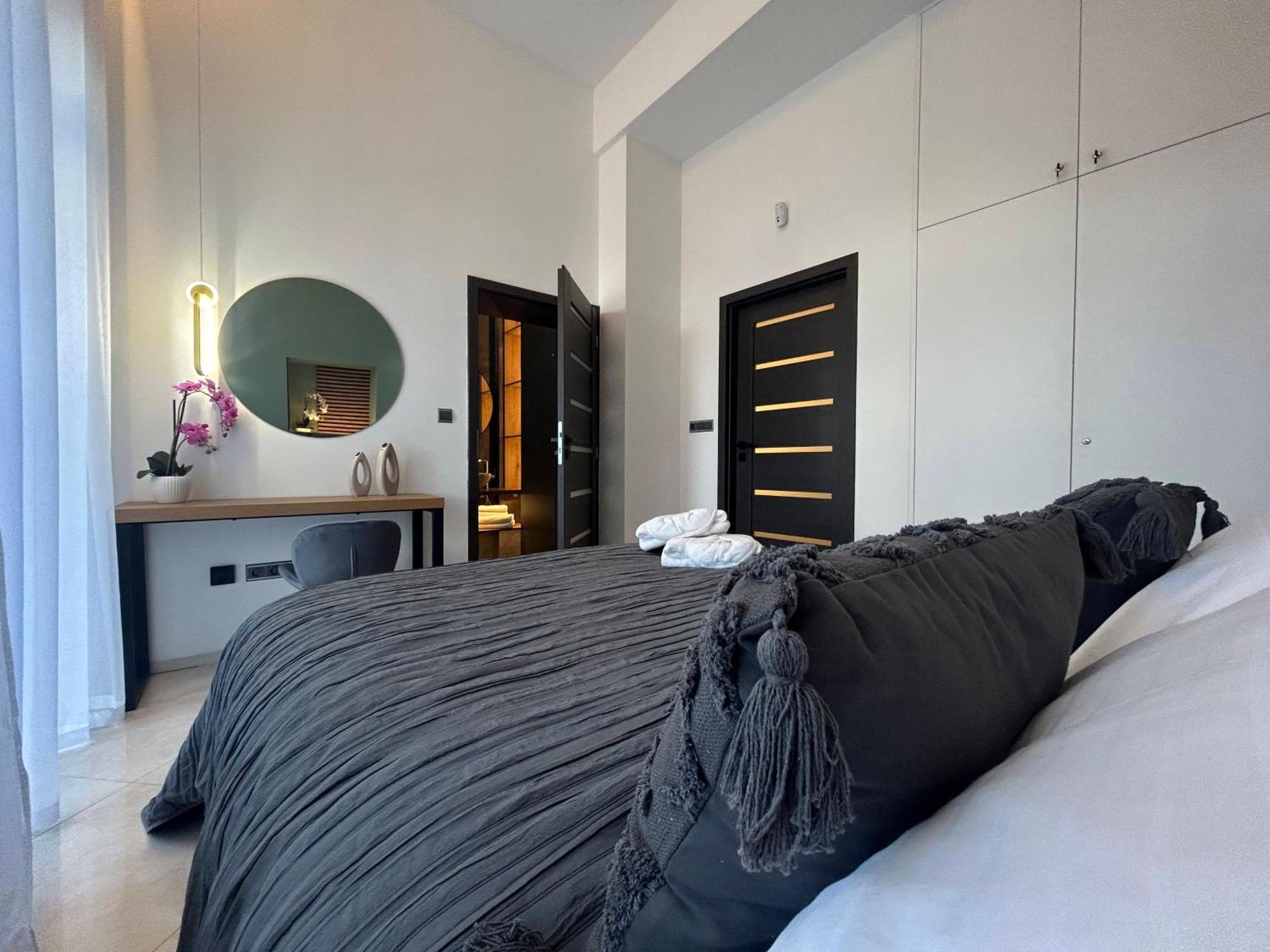 Leo Apartment Suite & Private Spa Zone - Old City Bratislava Extérieur photo