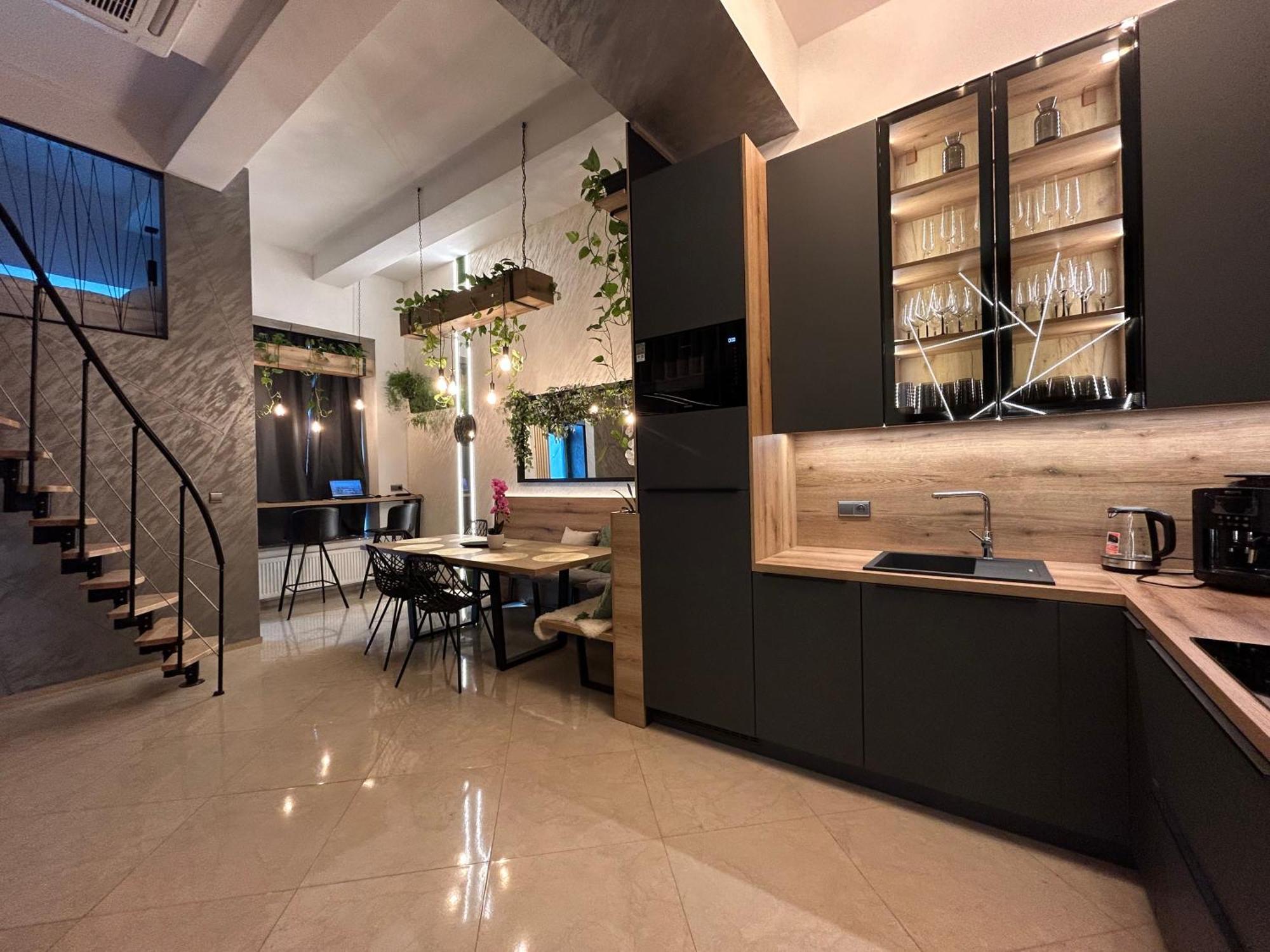 Leo Apartment Suite & Private Spa Zone - Old City Bratislava Extérieur photo