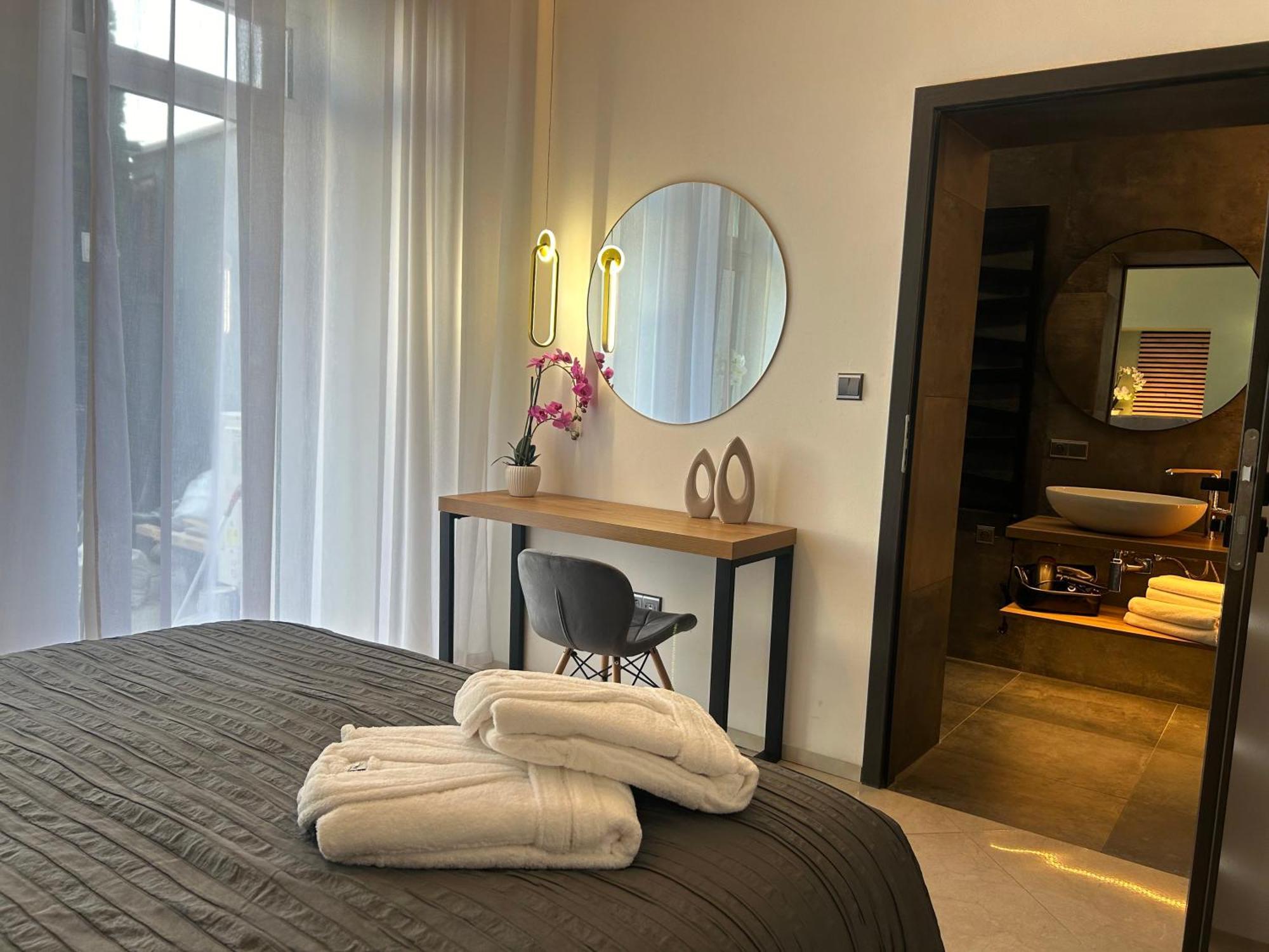 Leo Apartment Suite & Private Spa Zone - Old City Bratislava Extérieur photo
