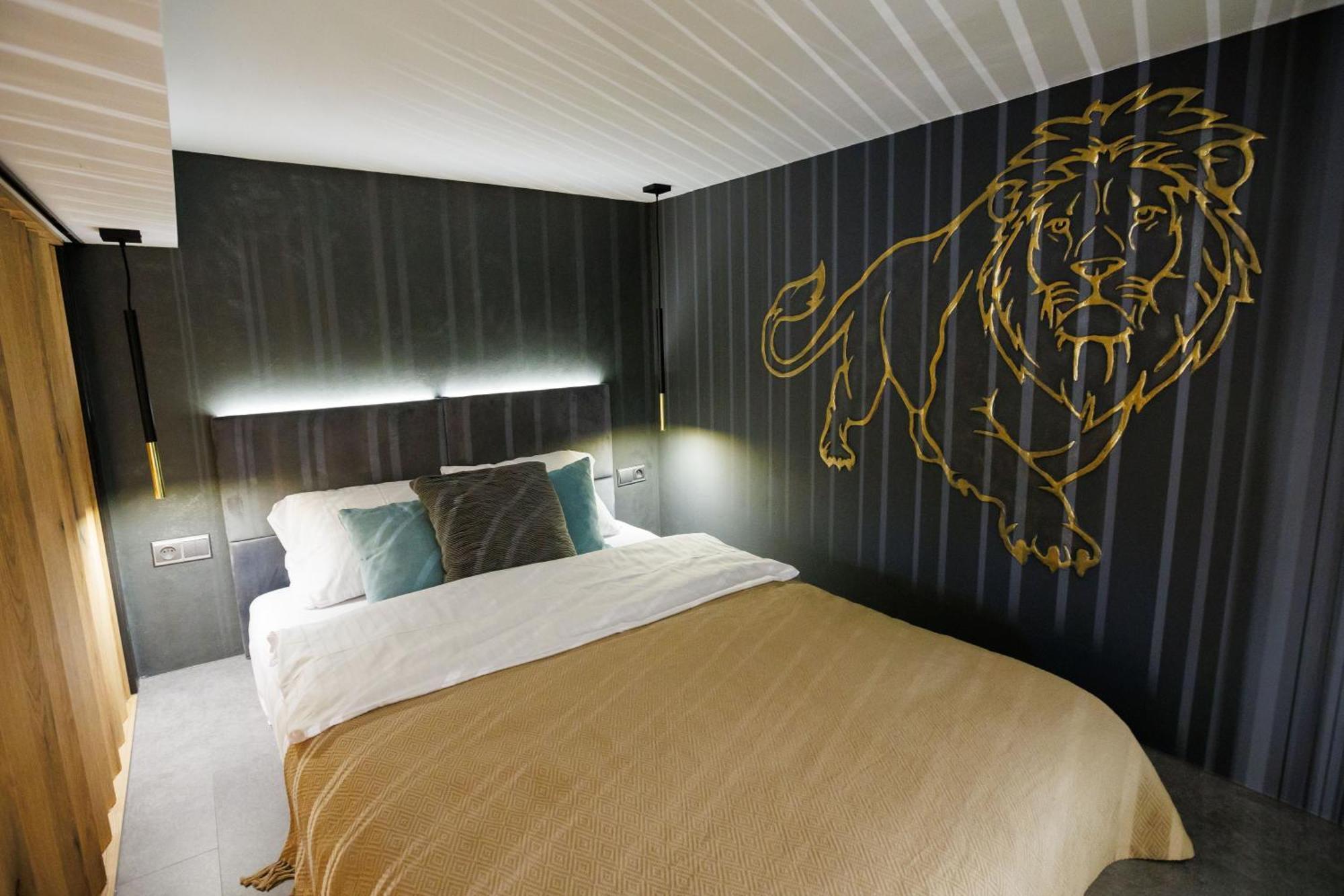Leo Apartment Suite & Private Spa Zone - Old City Bratislava Extérieur photo