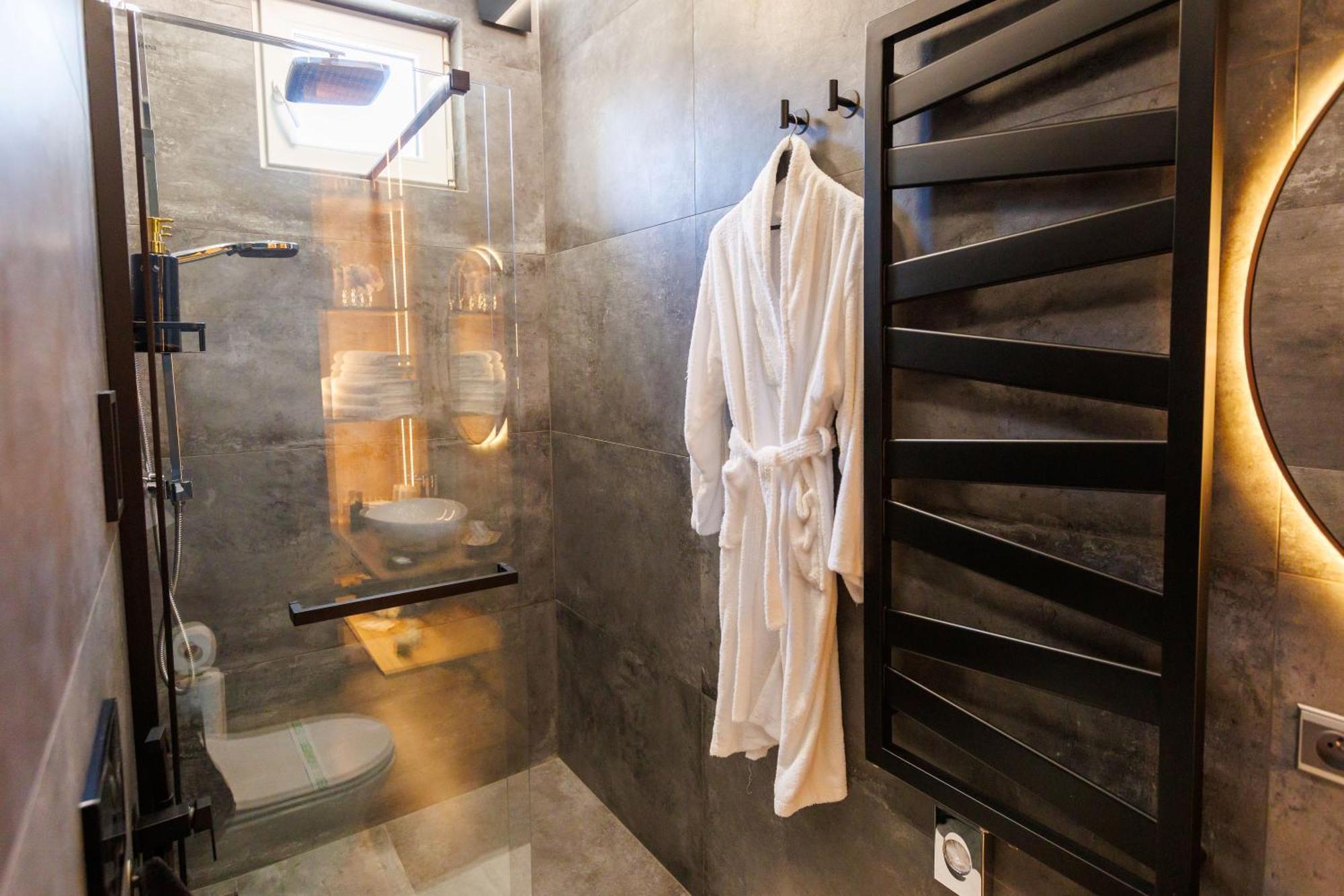 Leo Apartment Suite & Private Spa Zone - Old City Bratislava Extérieur photo