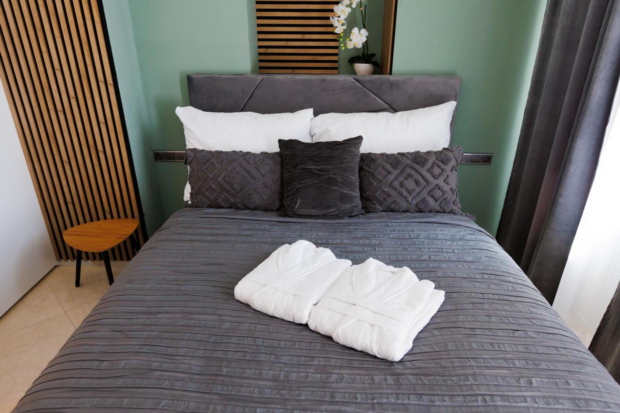Leo Apartment Suite & Private Spa Zone - Old City Bratislava Extérieur photo