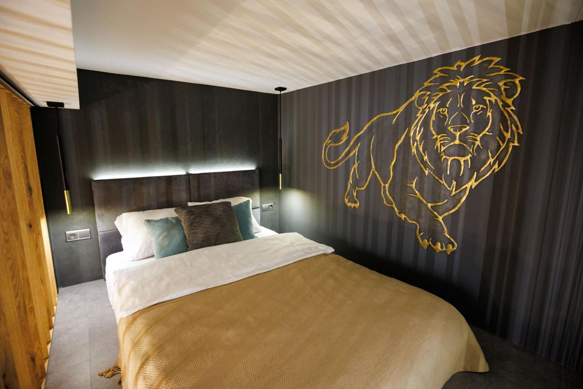 Leo Apartment Suite & Private Spa Zone - Old City Bratislava Extérieur photo
