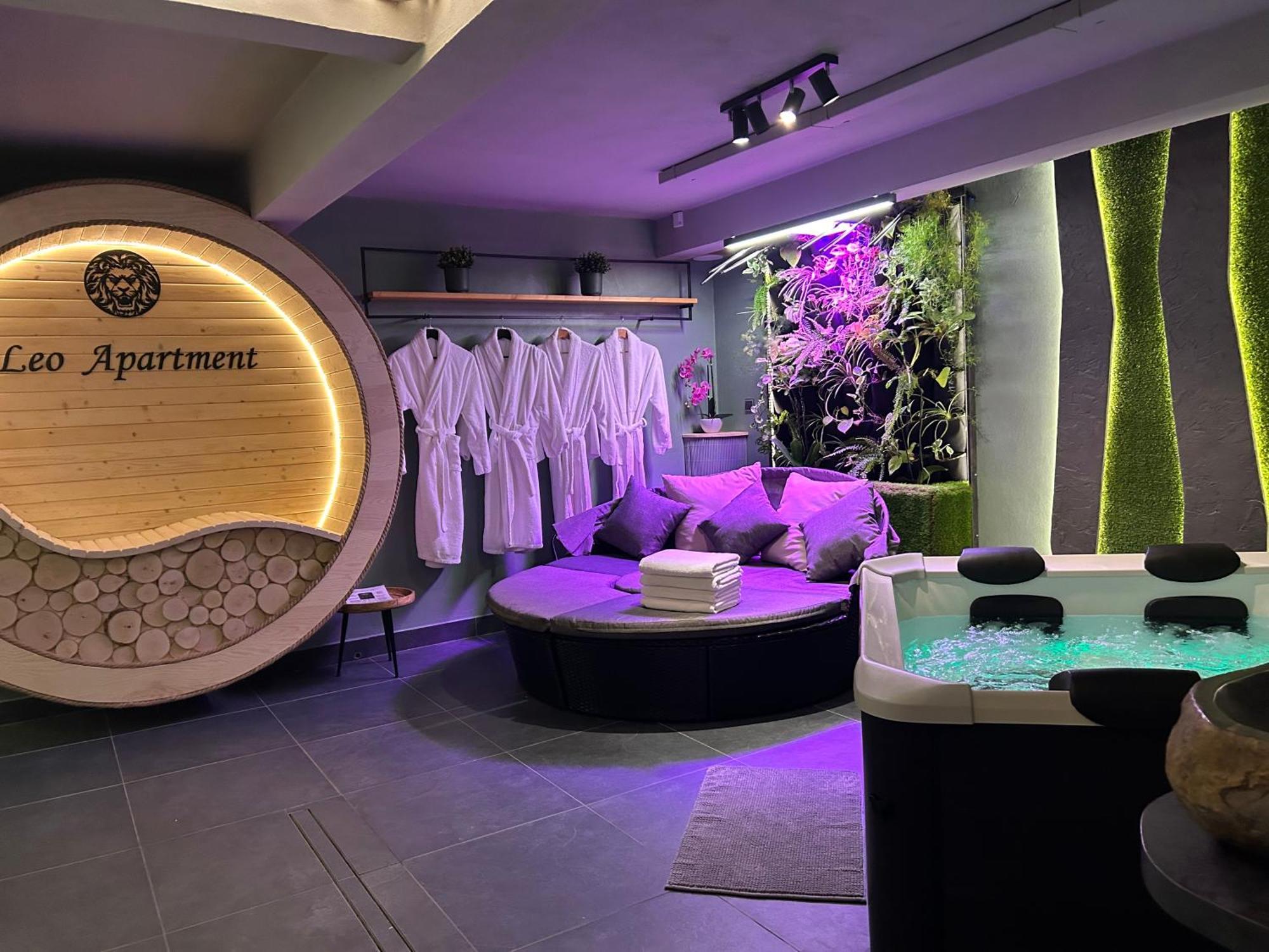 Leo Apartment Suite & Private Spa Zone - Old City Bratislava Extérieur photo